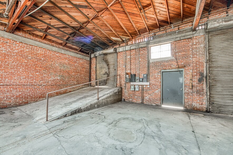 More Photos Of 135 Van Ness Ave, Fresno Warehouse For Lease