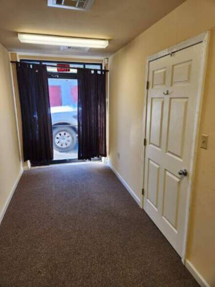 More Photos Of 502 Twin Bridges Rd, Alexandria Self Storage For Lease