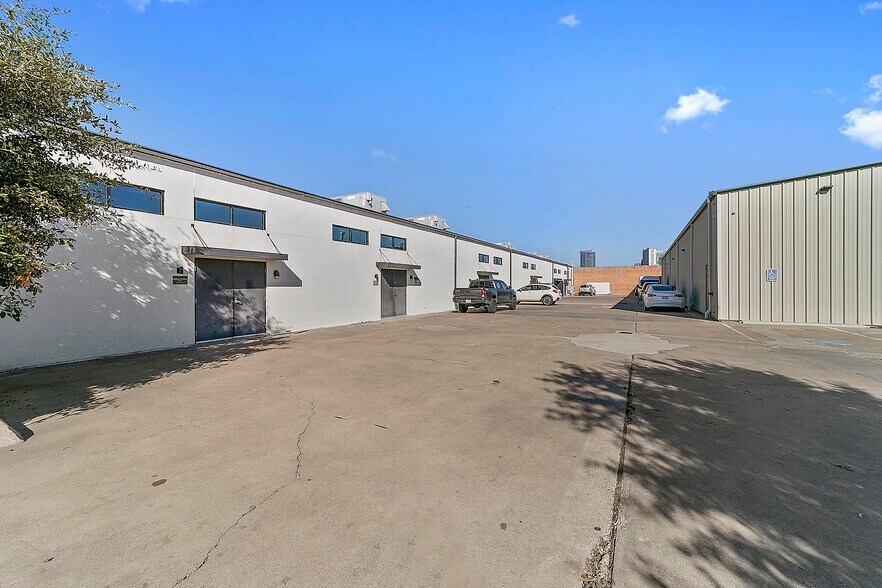 More Photos Of 136 Glass St, Dallas Storefront For Lease