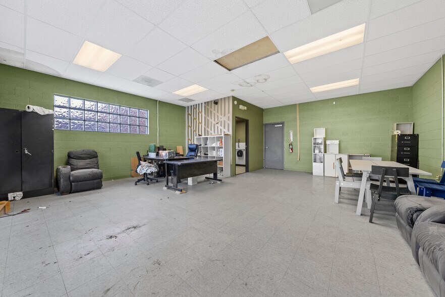 More Photos Of 2781 N Lamb Blvd, Las Vegas Distribution For Lease