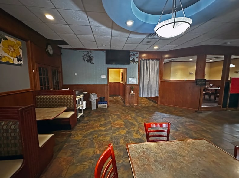 More Photos Of 1027 Sheffield Ave, Dyer Restaurant For Sale