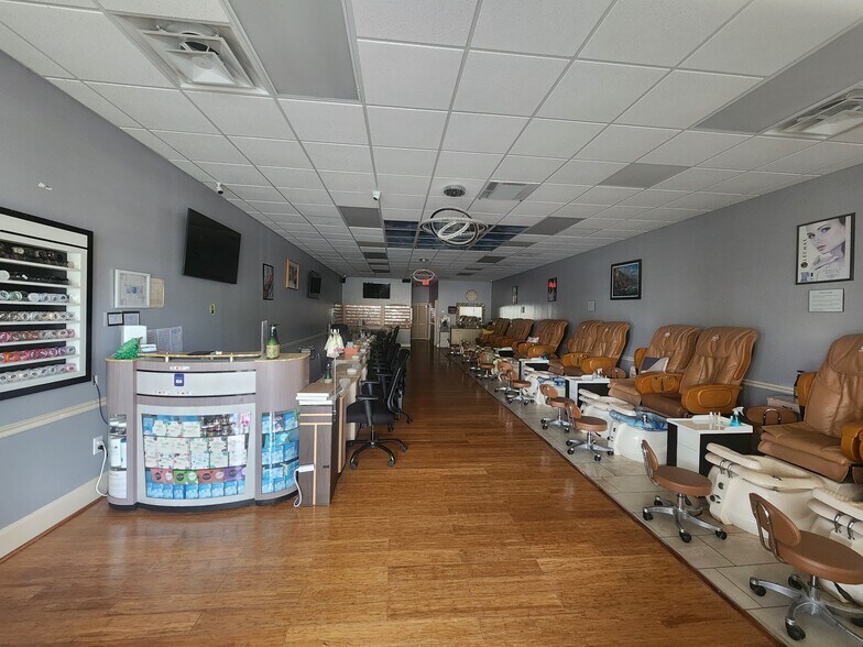 More Photos Of 1275 Powers Ferry Rd SE, Marietta Freestanding For Lease