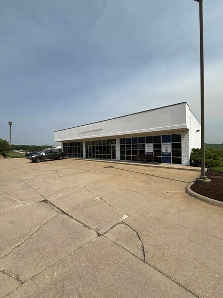 More Photos Of 530 McDonald Dr NE, Sugarcreek Flex For Lease