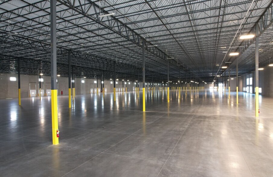 More Photos Of 2075 20th Ave SW, Altoona Distribution For Lease