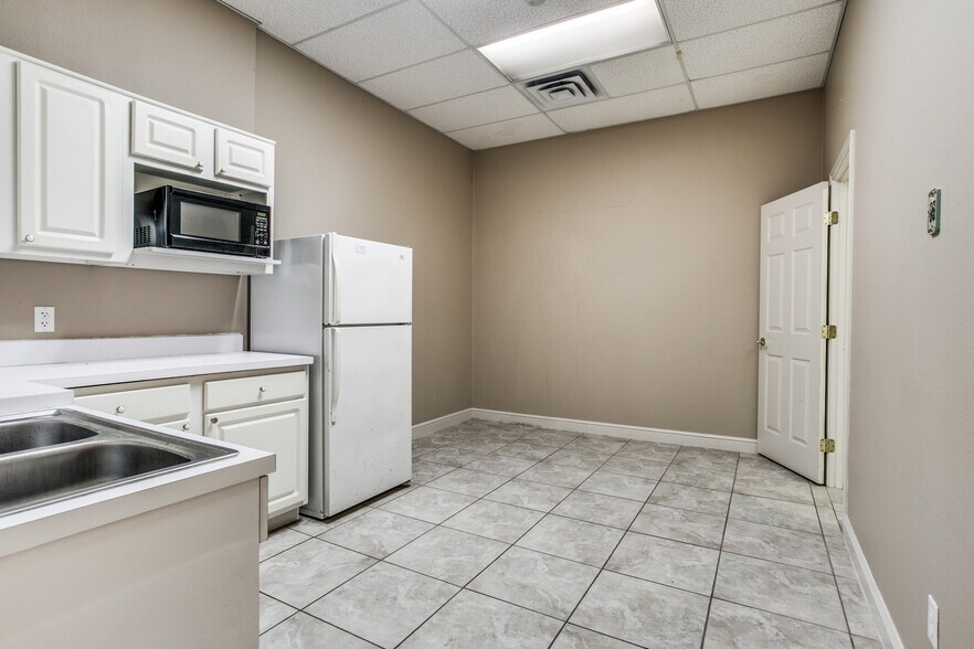 More Photos Of 605-607 6th St N, Texas City Restaurant For Sale