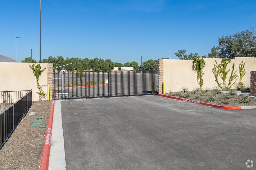 More Photos Of 2776 S Lilac Ave, Bloomington Contractor Storage Yard For Lease