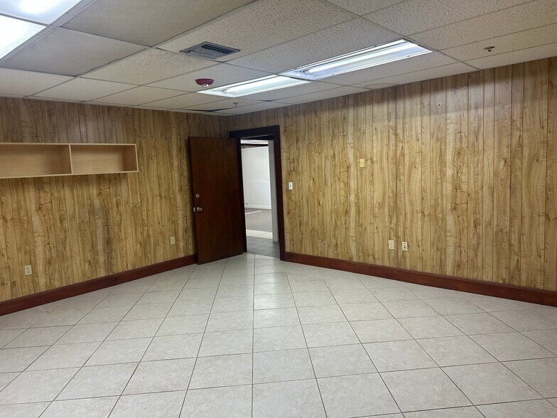 More Photos Of 1675 W 31st Pl, Hialeah Manufacturing For Lease
