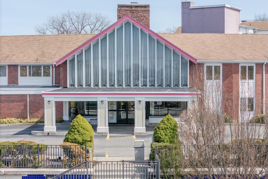 Primary Photo Of 213 Taunton Ave, Seekonk Hotel For Sale