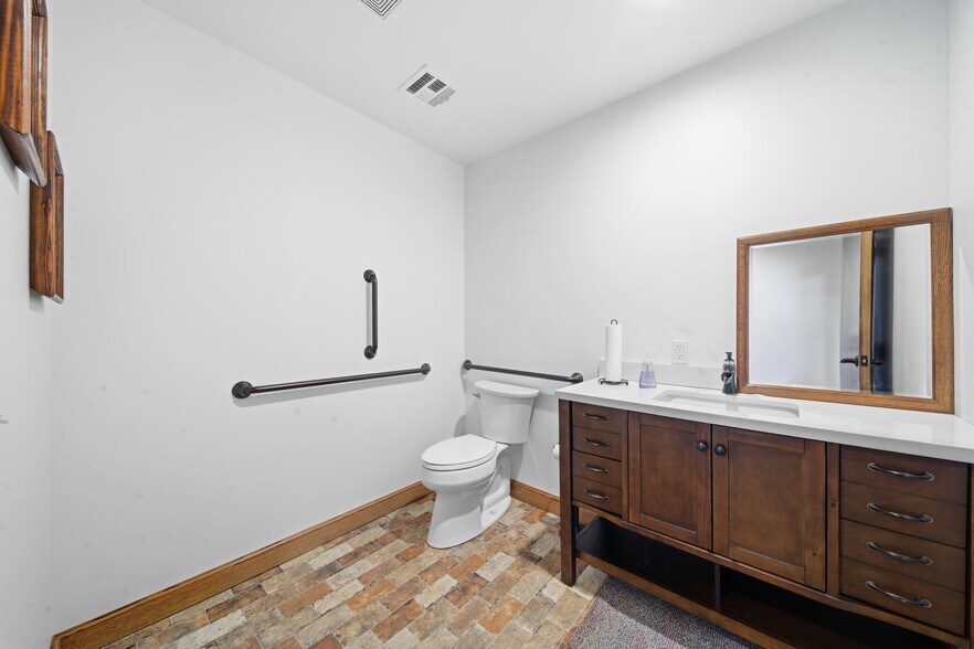 More Photos Of 601 S Cherokee St, Catoosa Office For Sale