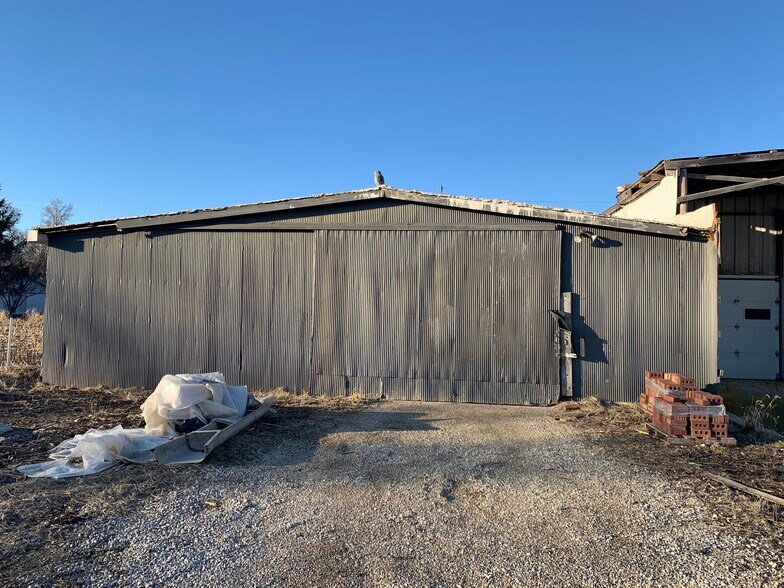 More Photos Of 305 W Chestnut St, Bondville Warehouse For Lease