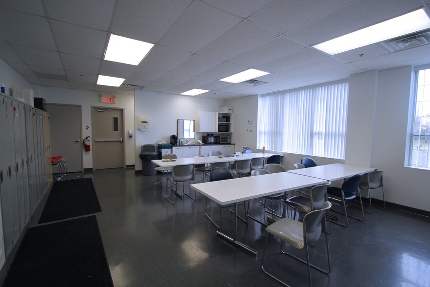 More Photos Of 160 Boul Industriel, Boucherville Manufacturing For Lease
