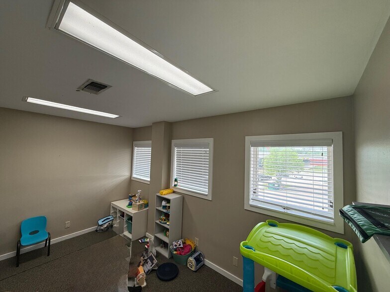 More Photos Of 421 N Sam Rayburn Fwy, Sherman Medical For Lease