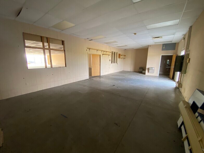 More Photos Of 122 W George E Phelps Blvd, Carthage General Retail For Lease