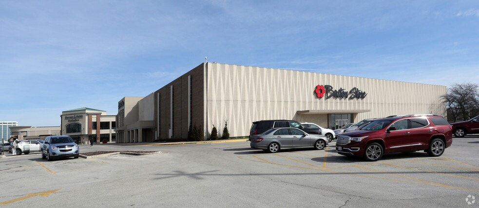 More Photos Of 2500 N Mayfair Rd, Wauwatosa General Retail For Lease
