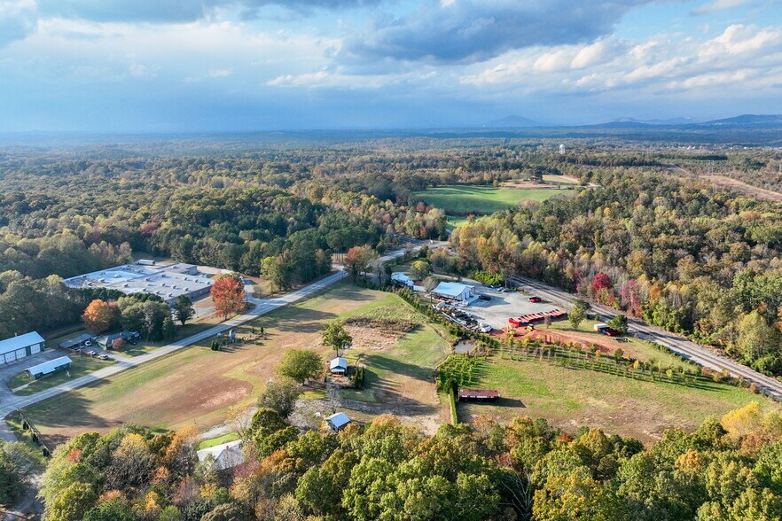 More Photos Of 5662 Cemetery Rd, Lula Land For Lease