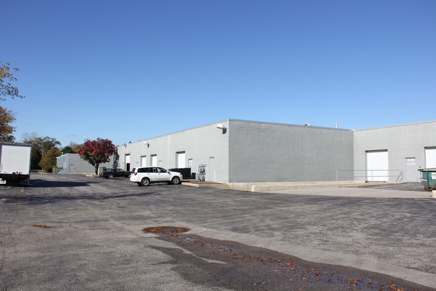 More Photos Of 1935-1955 Techny Rd, Northbrook Showroom For Lease