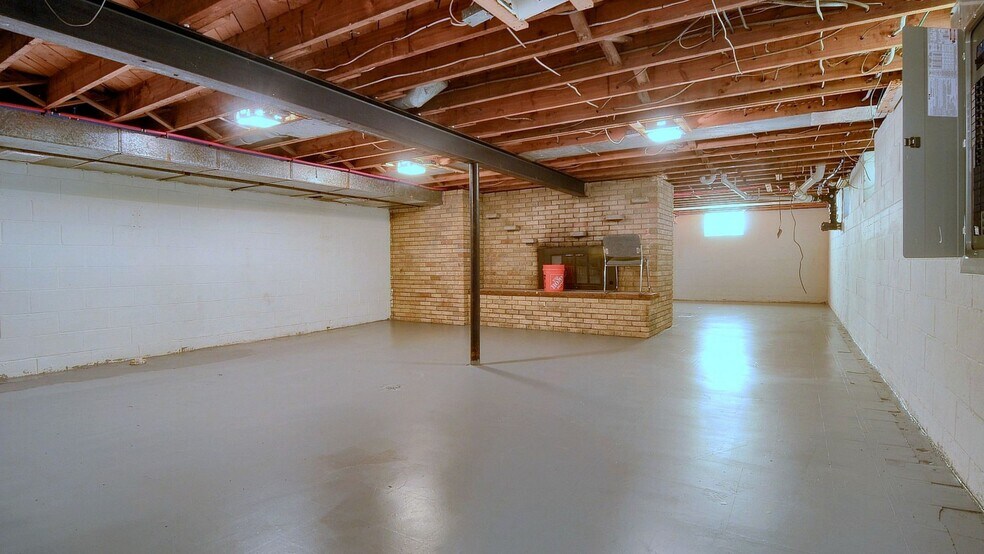 More Photos Of 42431 Mound Rd, Sterling Heights Storefront For Sale