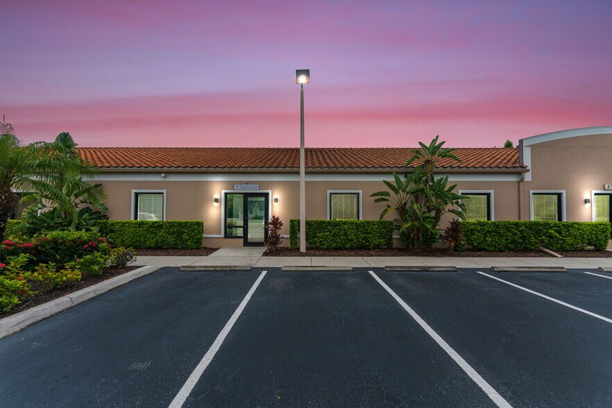 More Photos Of 3911 Golf Park Loop, Bradenton Office For Sale
