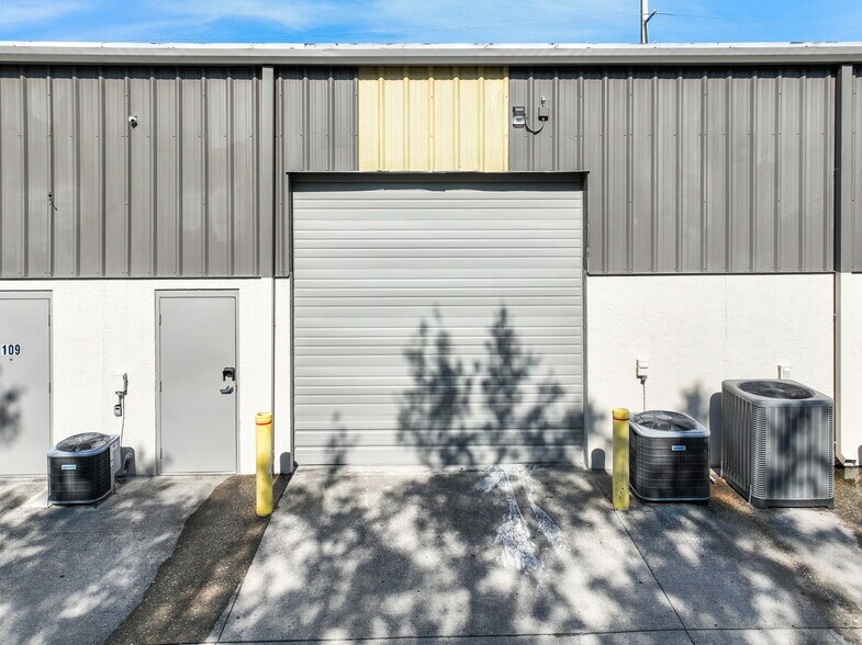 More Photos Of 2427 Porter Lake Dr, Sarasota Flex For Sale