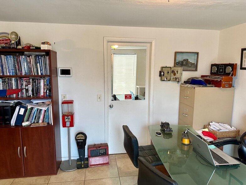 More Photos Of 1002 SE 9th St, Cape Coral Service For Sale