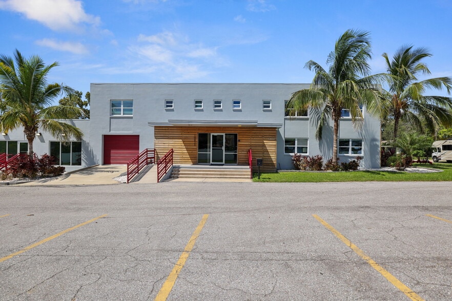 More Photos Of 10830 Navajo Dr, Saint Petersburg Showroom For Sale