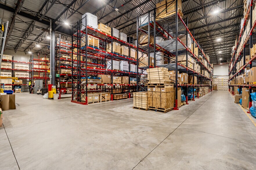 More Photos Of 816-818 Boul Industriel, Granby Industrial For Lease