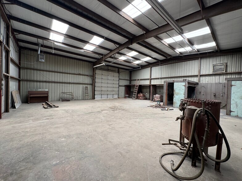 More Photos Of 1208 S Chestnut St, Lufkin Showroom For Sale