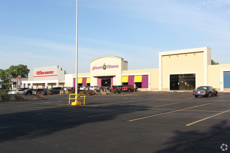 More Photos Of 2525 Iowa St, Lawrence Freestanding For Lease