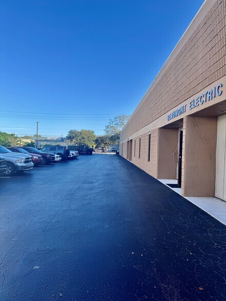 More Photos Of 4584 Mercantile Ave, Naples Warehouse For Sale