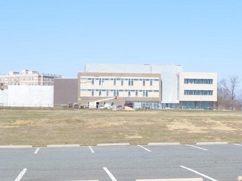 More Photos Of 551-625 Harbor Side St, Woodbridge Storefront Retail Office For Sale