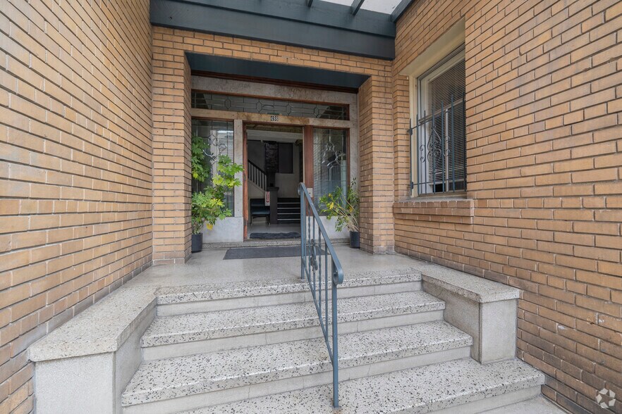 More Photos Of 498 25th St, Oakland Apartments For Sale