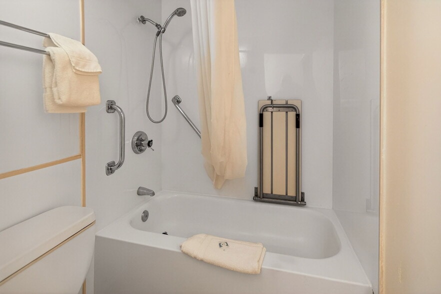 More Photos Of 3 Watervliet Avenue Ext, Albany Hotel For Sale