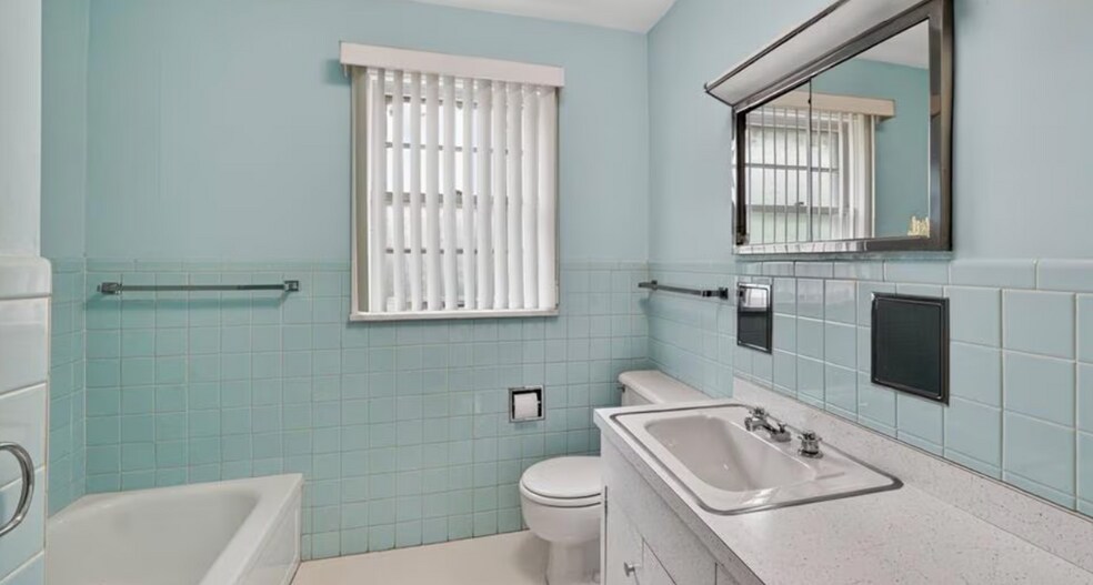 More Photos Of 11147 Olive Blvd, Saint Louis Office For Sale