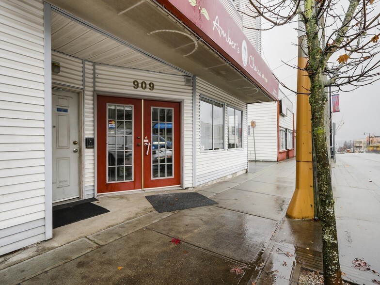 More Photos Of 909-915 Twelfth St, New Westminster Land For Sale