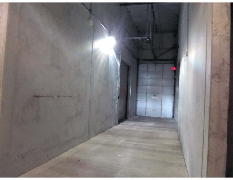 More Photos Of 761 N 17th St, St Charles Light Distribution For Lease
