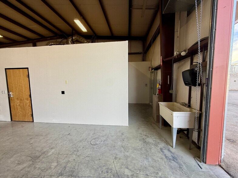 More Photos Of 1280 Rockpebble Ave, North Las Vegas Light Manufacturing For Lease