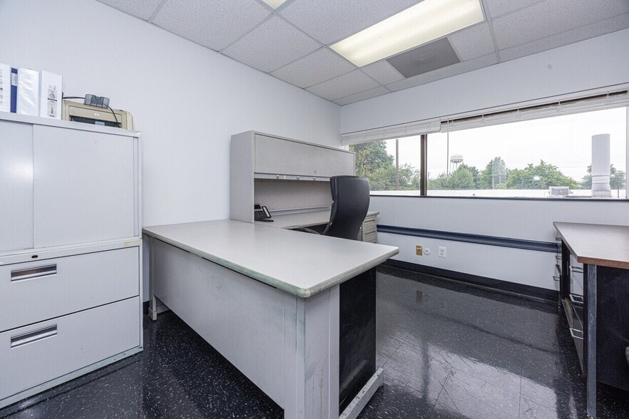 More Photos Of 99 Newbold Rd, Fairless Hills Warehouse For Lease