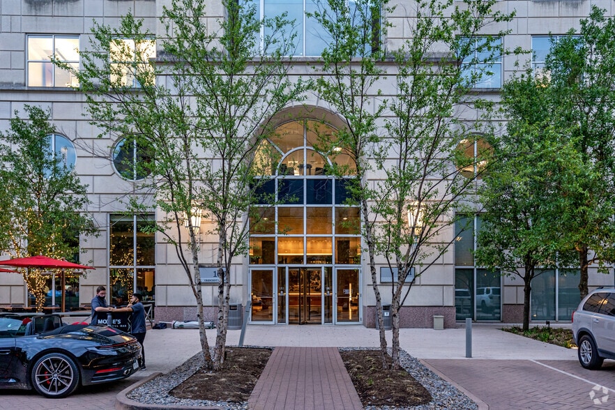 More Photos Of 100 Crescent Ct, Dallas Office For Lease