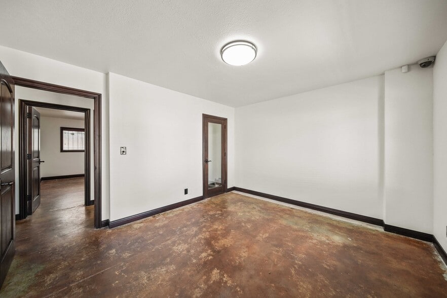 More Photos Of 22508 Market St, Santa Clarita Storefront Retail Office For Lease