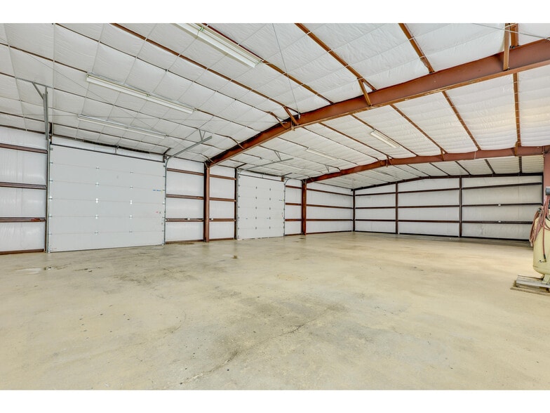 More Photos Of 1612 Shenandoah Dr, Cedar Park Warehouse For Sale