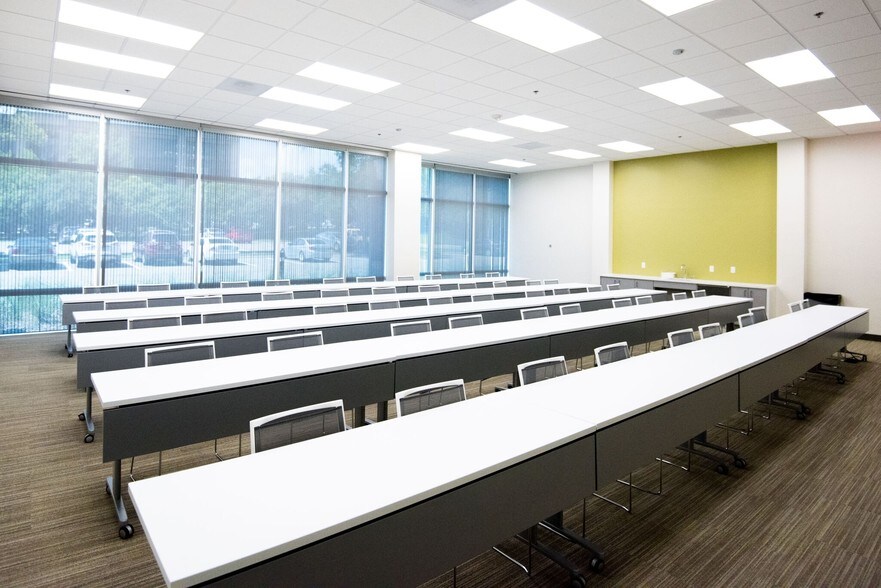 More Photos Of 122 W John Carpenter Fwy, Irving Coworking Space