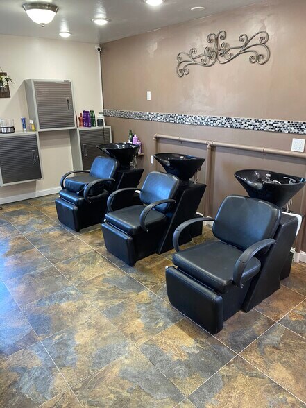 More Photos Of 565 S Meridian Rd, Youngstown Freestanding For Sale