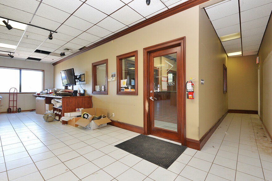More Photos Of 4202 Astoria Blvd, Astoria Service For Lease