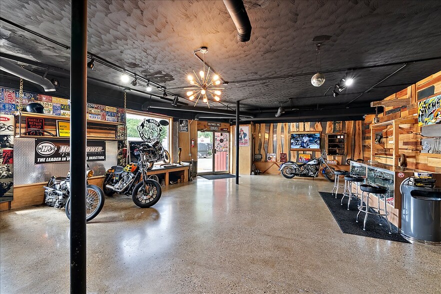 More Photos Of 1357 S Gratiot Ave, Clinton Township Showroom For Sale
