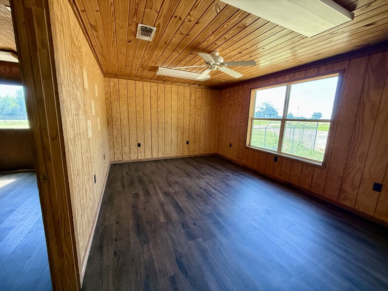 More Photos Of 836 Farm 71 rd, Talco Industrial For Sale