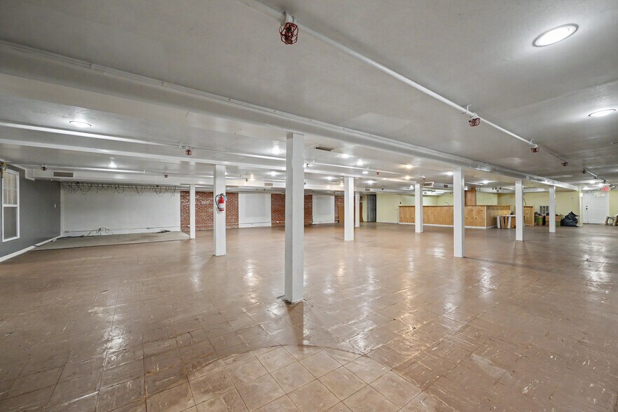 More Photos Of 106 Musgrove St, Clinton Storefront Retail Office For Sale