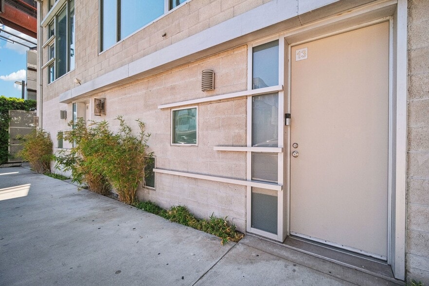 More Photos Of 717 N Highland Ave, Los Angeles Flex For Sale