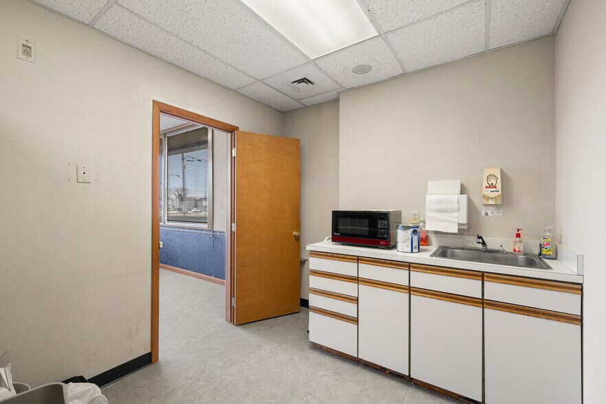 More Photos Of 2050 W Fourth St, Mansfield Medical For Lease
