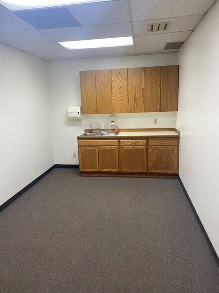 More Photos Of 5032 Amelia Earhart, Salt Lake City Light Manufacturing For Sale
