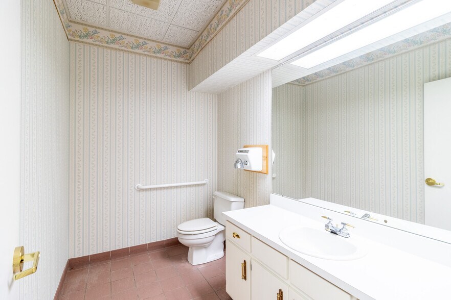 More Photos Of 1421 Ross Dr, Dalton Office For Sale